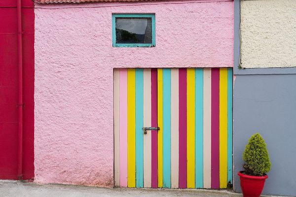 Jaynes Gallery 아티스트의 Europe-Ireland-Eyeries-Exterior of colorful house작품입니다.